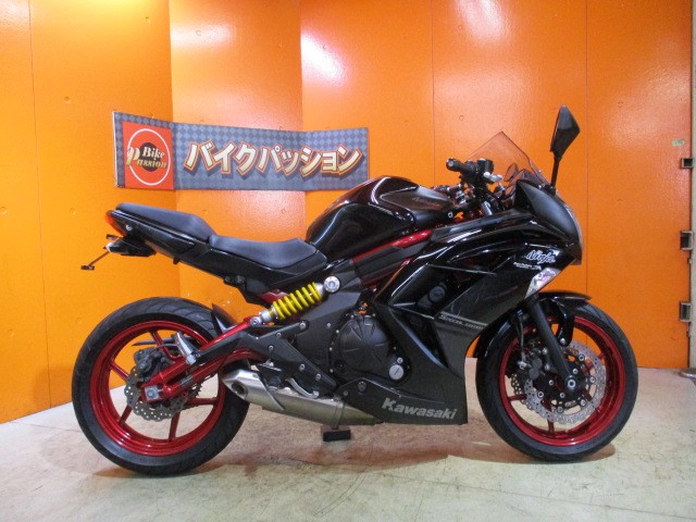 横から見てもこの通り状態グッド！！カーボン柄を転写したカウルは本当にかっこいいですよね！！